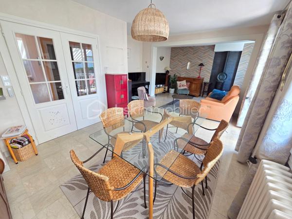 Magnifique Pavillon sur rez-de-jardin de 92m² sur le quartier Victor Hugo à Nevers

Exclusif chez BSK Immobilier !!

Située dans le quartier calme et prisée de Victor Hugo à Nevers, à deux pas d l'hypercentre des écoles, des commerces  et commodités, nous vous présentons ce magnifique pavillon sur rez-de-jardin de 1972 d'une surface habitable de 92 m². Cette maison propose 4 pièces, elle est composée d'un salon séjour de 31 m², d'une cuisine indépendante aménagée et équipée, d'une salle d'eau, d'un WC indépendant et de deux chambres au rez-de-chaussée ainsi qu'une chambre, un cellier, une chaufferie et un garage au sous-sol, le tout sur un beau terrain d'environ 400m², arboré, entretenu et entièrement clos.

Cette maison dispose d'une grande entrée dont les escaliers desservent le rez-de-chaussée et le sous-sol. Le rez-de-chaussée propose un palier qui distribue toutes les pièces, il bénéficie d'un placard penderie pour le côté pratique. Le rez-de-chaussée se complète d'une cuisine indépendante aménagée et équipée de 10 m², d'un WC indépendant, d'un grand salon séjour de 31 m² dont la porte fenêtre donne sur une grande terrasse de 16 m² type balcon qui domine le jardin. Le palier dessert également une salle d'eau ainsi que deux chambres de 10 m².

Au sous-sol, un dégagement de couloir dessert un garage de 23 m² avec une porte de garage en bois coulissante, garage qui propose une partie buanderie. Le sous-sol se complète d'une chambre de 16 m² dont la porte fenêtre donne sur le jardin, ainsi qu'une chaufferie et un cellier cave. 
Attenant, la maison dispose d'un appentis pour le stockage. 
Côté jardin, ce pavillon propose une parcelle d'environ 400 m², arborée, entretenu et entièrement clôturé (portail). Il bénéficie d'une terrasse type balcon qui dispose d'un store banne pour le confort d'été.

Tous les sols de cette maison sont en marbre (entrée et dégagement, salon séjour), en parquet flottant (cuisine), en parquet chêne authentique (chambres en RDC)  en carrelage (salle d'eau et WC), en linoléum (chambre du bas) et béton (sous-sol).
Elle propose une isolation double vitrage en pvc ainsi que de volets roulants solaires motorisés et centralisés.
Elle dispose d'un chauffage de type gaz de ville avec une chaudière récente et connectée, d'un poêle à bois et d'un ballon production d'eau chaude 200L. 
Elle bénéficie d'une toitures en tuiles plates de type tuiles béton et une bonne isolation de type soufflé dans les combles.
Côté pratique, elle bénéficie de la fibre internet
Côté assainissement, elle est raccordée au tout à l'égout.

Les plus de cette maison : Sa localisation dans le quartier calme et prisée de Victor Hugo, son agencement et la qualité de sa rénovation, son salon séjour et sa terrasse, sa cuisine équipée et sa salle d'eau rénovée ainsi que son beau terrain. Sa chaudière connectée et des volets solaires motorisés et centralisés

Des photos supplémentaires sont disponibles sur BSK IMMOBILIER > Nos conseillers > Olivier FRESLON
Pour tout renseignement complémentaire ou pour une visite, contactez moi au 07.62.78.13.13.

Idéale pour un premier achat, cette maison est un véritable coup de cœur et  une opportunité à saisir!!