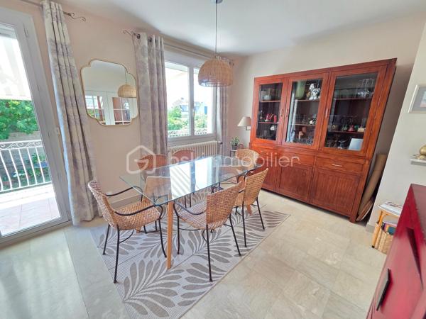 Magnifique Pavillon sur rez-de-jardin de 92m² sur le quartier Victor Hugo à Nevers

Exclusif chez BSK Immobilier !!

Située dans le quartier calme et prisée de Victor Hugo à Nevers, à deux pas d l'hypercentre des écoles, des commerces  et commodités, nous vous présentons ce magnifique pavillon sur rez-de-jardin de 1972 d'une surface habitable de 92 m². Cette maison propose 4 pièces, elle est composée d'un salon séjour de 31 m², d'une cuisine indépendante aménagée et équipée, d'une salle d'eau, d'un WC indépendant et de deux chambres au rez-de-chaussée ainsi qu'une chambre, un cellier, une chaufferie et un garage au sous-sol, le tout sur un beau terrain d'environ 400m², arboré, entretenu et entièrement clos.

Cette maison dispose d'une grande entrée dont les escaliers desservent le rez-de-chaussée et le sous-sol. Le rez-de-chaussée propose un palier qui distribue toutes les pièces, il bénéficie d'un placard penderie pour le côté pratique. Le rez-de-chaussée se complète d'une cuisine indépendante aménagée et équipée de 10 m², d'un WC indépendant, d'un grand salon séjour de 31 m² dont la porte fenêtre donne sur une grande terrasse de 16 m² type balcon qui domine le jardin. Le palier dessert également une salle d'eau ainsi que deux chambres de 10 m².

Au sous-sol, un dégagement de couloir dessert un garage de 23 m² avec une porte de garage en bois coulissante, garage qui propose une partie buanderie. Le sous-sol se complète d'une chambre de 16 m² dont la porte fenêtre donne sur le jardin, ainsi qu'une chaufferie et un cellier cave. 
Attenant, la maison dispose d'un appentis pour le stockage. 
Côté jardin, ce pavillon propose une parcelle d'environ 400 m², arborée, entretenu et entièrement clôturé (portail). Il bénéficie d'une terrasse type balcon qui dispose d'un store banne pour le confort d'été.

Tous les sols de cette maison sont en marbre (entrée et dégagement, salon séjour), en parquet flottant (cuisine), en parquet chêne authentique (chambres en RDC)  en carrelage (salle d'eau et WC), en linoléum (chambre du bas) et béton (sous-sol).
Elle propose une isolation double vitrage en pvc ainsi que de volets roulants solaires motorisés et centralisés.
Elle dispose d'un chauffage de type gaz de ville avec une chaudière récente et connectée, d'un poêle à bois et d'un ballon production d'eau chaude 200L. 
Elle bénéficie d'une toitures en tuiles plates de type tuiles béton et une bonne isolation de type soufflé dans les combles.
Côté pratique, elle bénéficie de la fibre internet
Côté assainissement, elle est raccordée au tout à l'égout.

Les plus de cette maison : Sa localisation dans le quartier calme et prisée de Victor Hugo, son agencement et la qualité de sa rénovation, son salon séjour et sa terrasse, sa cuisine équipée et sa salle d'eau rénovée ainsi que son beau terrain. Sa chaudière connectée et des volets solaires motorisés et centralisés

Des photos supplémentaires sont disponibles sur BSK IMMOBILIER > Nos conseillers > Olivier FRESLON
Pour tout renseignement complémentaire ou pour une visite, contactez moi au 07.62.78.13.13.

Idéale pour un premier achat, cette maison est un véritable coup de cœur et  une opportunité à saisir!!