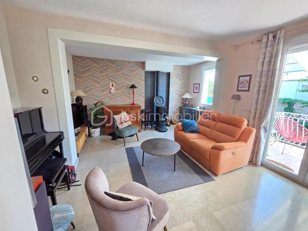 Magnifique Pavillon sur rez-de-jardin de 92m² sur le quartier Victor Hugo à Nevers

Exclusif chez BSK Immobilier !!

Située dans le quartier calme et prisée de Victor Hugo à Nevers, à deux pas d l'hypercentre des écoles, des commerces  et commodités, nous vous présentons ce magnifique pavillon sur rez-de-jardin de 1972 d'une surface habitable de 92 m². Cette maison propose 4 pièces, elle est composée d'un salon séjour de 31 m², d'une cuisine indépendante aménagée et équipée, d'une salle d'eau, d'un WC indépendant et de deux chambres au rez-de-chaussée ainsi qu'une chambre, un cellier, une chaufferie et un garage au sous-sol, le tout sur un beau terrain d'environ 400m², arboré, entretenu et entièrement clos.

Cette maison dispose d'une grande entrée dont les escaliers desservent le rez-de-chaussée et le sous-sol. Le rez-de-chaussée propose un palier qui distribue toutes les pièces, il bénéficie d'un placard penderie pour le côté pratique. Le rez-de-chaussée se complète d'une cuisine indépendante aménagée et équipée de 10 m², d'un WC indépendant, d'un grand salon séjour de 31 m² dont la porte fenêtre donne sur une grande terrasse de 16 m² type balcon qui domine le jardin. Le palier dessert également une salle d'eau ainsi que deux chambres de 10 m².

Au sous-sol, un dégagement de couloir dessert un garage de 23 m² avec une porte de garage en bois coulissante, garage qui propose une partie buanderie. Le sous-sol se complète d'une chambre de 16 m² dont la porte fenêtre donne sur le jardin, ainsi qu'une chaufferie et un cellier cave. 
Attenant, la maison dispose d'un appentis pour le stockage. 
Côté jardin, ce pavillon propose une parcelle d'environ 400 m², arborée, entretenu et entièrement clôturé (portail). Il bénéficie d'une terrasse type balcon qui dispose d'un store banne pour le confort d'été.

Tous les sols de cette maison sont en marbre (entrée et dégagement, salon séjour), en parquet flottant (cuisine), en parquet chêne authentique (chambres en RDC)  en carrelage (salle d'eau et WC), en linoléum (chambre du bas) et béton (sous-sol).
Elle propose une isolation double vitrage en pvc ainsi que de volets roulants solaires motorisés et centralisés.
Elle dispose d'un chauffage de type gaz de ville avec une chaudière récente et connectée, d'un poêle à bois et d'un ballon production d'eau chaude 200L. 
Elle bénéficie d'une toitures en tuiles plates de type tuiles béton et une bonne isolation de type soufflé dans les combles.
Côté pratique, elle bénéficie de la fibre internet
Côté assainissement, elle est raccordée au tout à l'égout.

Les plus de cette maison : Sa localisation dans le quartier calme et prisée de Victor Hugo, son agencement et la qualité de sa rénovation, son salon séjour et sa terrasse, sa cuisine équipée et sa salle d'eau rénovée ainsi que son beau terrain. Sa chaudière connectée et des volets solaires motorisés et centralisés

Des photos supplémentaires sont disponibles sur BSK IMMOBILIER > Nos conseillers > Olivier FRESLON
Pour tout renseignement complémentaire ou pour une visite, contactez moi au 07.62.78.13.13.

Idéale pour un premier achat, cette maison est un véritable coup de cœur et  une opportunité à saisir!!