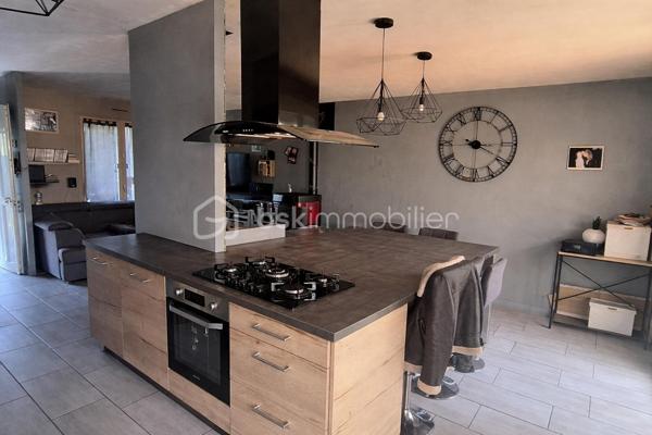 Situé dans le domaine du baugé
Maison de plain pied type phénix 
Elle ce compose d'une cuisine ouverte sur salon avec accès terrasse 
3 Chambres 
WC , salle d'eau 
Garage attenant 

Poêle a granulé

Trou fais pour piscine en kit a monter sois même qui est dans le garage  (8 x 4 )

Chalet en bois 

terrain clos 

Peinture à prévoir pour toute les pièces de la maison et 5 fenêtres a changer .(car double vitrage ancienne génération )