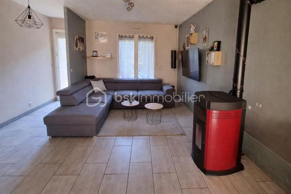Situé dans le domaine du baugé
Maison de plain pied type phénix 
Elle ce compose d'une cuisine ouverte sur salon avec accès terrasse 
3 Chambres 
WC , salle d'eau 
Garage attenant 

Poêle a granulé

Trou fais pour piscine en kit a monter sois même qui est dans le garage  (8 x 4 )

Chalet en bois 

terrain clos 

Peinture à prévoir pour toute les pièces de la maison et 5 fenêtres a changer .(car double vitrage ancienne génération )