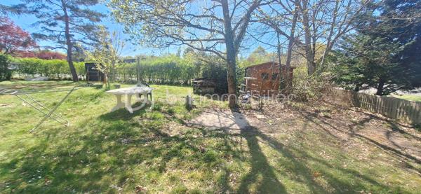 Situé dans le domaine du baugé
Maison de plain pied type phénix 
Elle ce compose d'une cuisine ouverte sur salon avec accès terrasse 
3 Chambres 
WC , salle d'eau 
Garage attenant 

Poêle a granulé

Trou fais pour piscine en kit a monter sois même qui est dans le garage  (8 x 4 )

Chalet en bois 

terrain clos 

Peinture à prévoir pour toute les pièces de la maison et 5 fenêtres a changer .(car double vitrage ancienne génération )