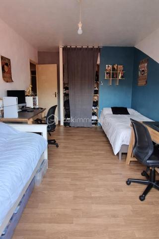 Situé dans le domaine du baugé
Maison de plain pied type phénix 
Elle ce compose d'une cuisine ouverte sur salon avec accès terrasse 
3 Chambres 
WC , salle d'eau 
Garage attenant 

Poêle a granulé

Trou fais pour piscine en kit a monter sois même qui est dans le garage  (8 x 4 )

Chalet en bois 

terrain clos 

Peinture à prévoir pour toute les pièces de la maison et 5 fenêtres a changer .(car double vitrage ancienne génération )