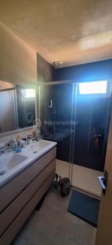 Situé dans le domaine du baugé
Maison de plain pied type phénix 
Elle ce compose d'une cuisine ouverte sur salon avec accès terrasse 
3 Chambres 
WC , salle d'eau 
Garage attenant 

Poêle a granulé

Trou fais pour piscine en kit a monter sois même qui est dans le garage  (8 x 4 )

Chalet en bois 

terrain clos 

Peinture à prévoir pour toute les pièces de la maison et 5 fenêtres a changer .(car double vitrage ancienne génération )