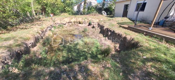 Situé dans le domaine du baugé
Maison de plain pied type phénix 
Elle ce compose d'une cuisine ouverte sur salon avec accès terrasse 
3 Chambres 
WC , salle d'eau 
Garage attenant 

Poêle a granulé

Trou fais pour piscine en kit a monter sois même qui est dans le garage  (8 x 4 )

Chalet en bois 

terrain clos 

Peinture à prévoir pour toute les pièces de la maison et 5 fenêtres a changer .(car double vitrage ancienne génération )