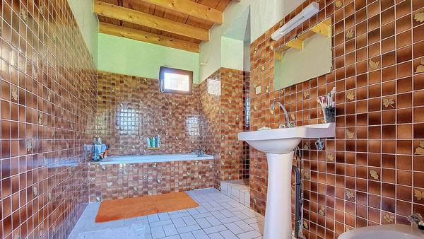 Maison 105 m² à rénover avec 3 chambres, garage et jardin à Réaup-Lisse