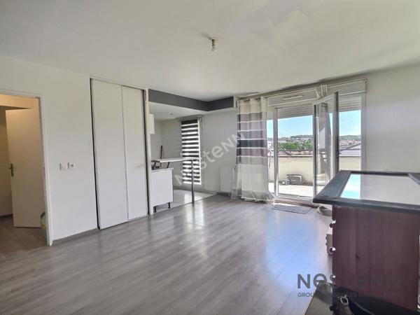 Appartement 2 pièces en dernier étage à Neuilly-sur-Marne avec balcon et garage