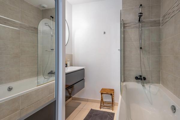 Saint Didier au Mont d'Or - Maison contemporaine - 9 pièces - 6 chambres - Terrain de 1469m²