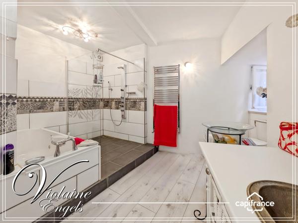 Authenticité, volumes et potentiel – Maison avec dépendances au cœur d’Azille