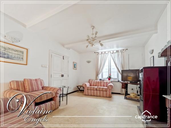 Authenticité, volumes et potentiel – Maison avec dépendances au cœur d’Azille