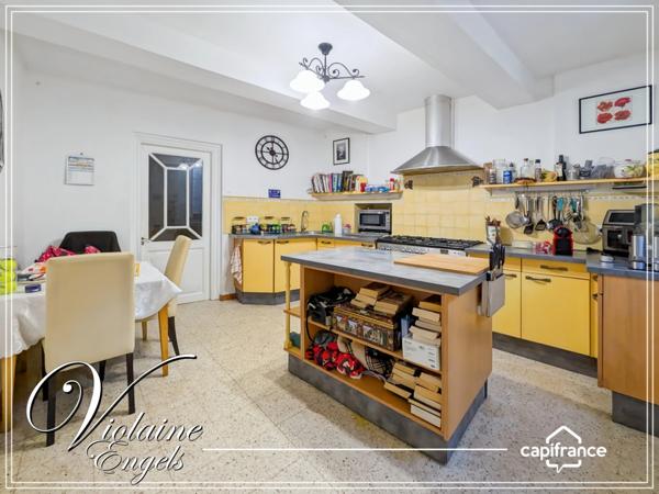 Authenticité, volumes et potentiel – Maison avec dépendances au cœur d’Azille