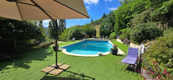 Sud-Est de la France, dans un cadre magnifique, en Ardèche magnifique maison en pierres de 320m² habitables sur 4500m² de terrain - Piscine - Exposition sud et Belle Vue dégagée