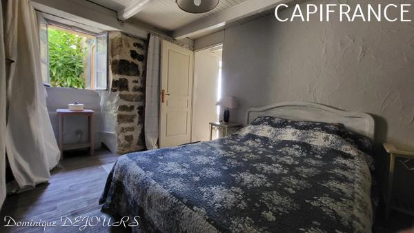 Sud-Est de la France, dans un cadre magnifique, en Ardèche magnifique maison en pierres de 320m² habitables sur 4500m² de terrain - Piscine - Exposition sud et Belle Vue dégagée