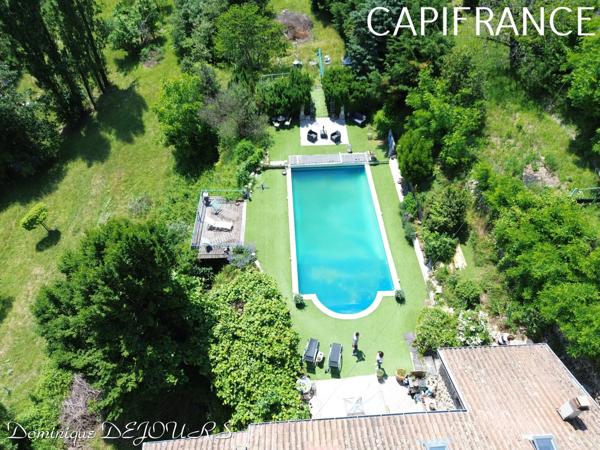 Sud-Est de la France, dans un cadre magnifique, en Ardèche magnifique maison en pierres de 320m² habitables sur 4500m² de terrain - Piscine - Exposition sud et Belle Vue dégagée