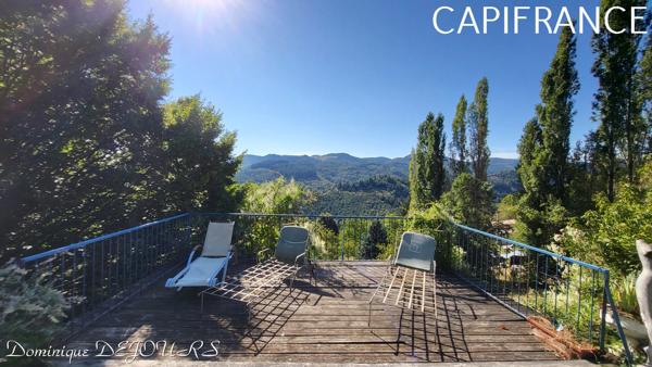 Sud-Est de la France, dans un cadre magnifique, en Ardèche magnifique maison en pierres de 320m² habitables sur 4500m² de terrain - Piscine - Exposition sud et Belle Vue dégagée
