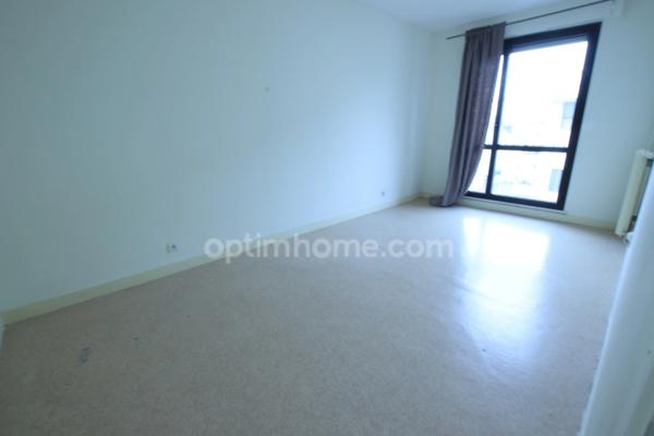 Appartement 4 pièces avec balcon, double garage, cave proche des bords de Loire