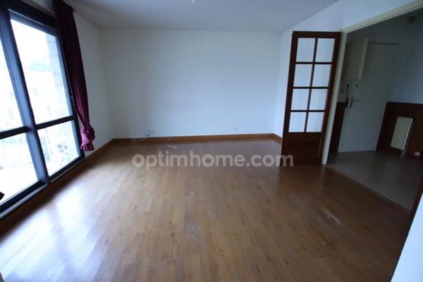 Appartement 4 pièces avec balcon, double garage, cave proche des bords de Loire