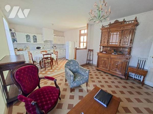 Dans une impasse - havre de paix - barrière végétalisée - plain pied possible

maison avec ca...