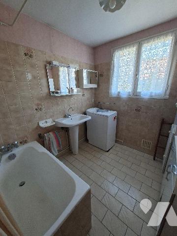 Dans une impasse - havre de paix - barrière végétalisée - plain pied possible

maison avec ca...
