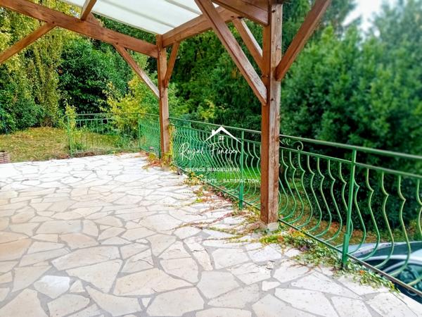 Vue imprenable sur DESCARTES, très bien situé, quartier résidentiel