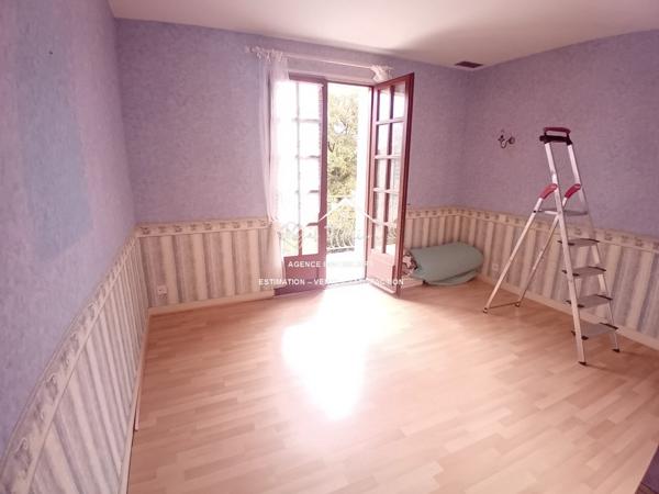 Vue imprenable sur DESCARTES, très bien situé, quartier résidentiel