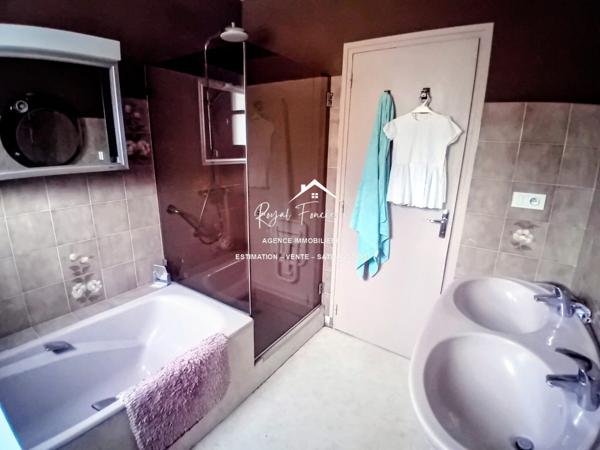 Vue imprenable sur DESCARTES, très bien situé, quartier résidentiel