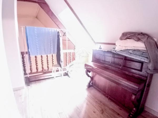 Vue imprenable sur DESCARTES, très bien situé, quartier résidentiel