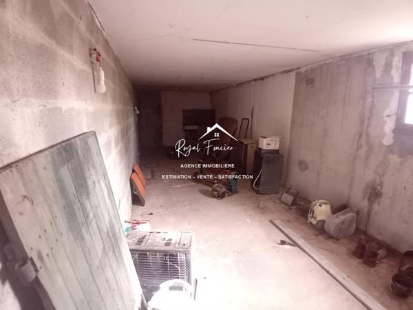 Vue imprenable sur DESCARTES, très bien situé, quartier résidentiel