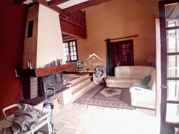 Vue imprenable sur DESCARTES, très bien situé, quartier résidentiel