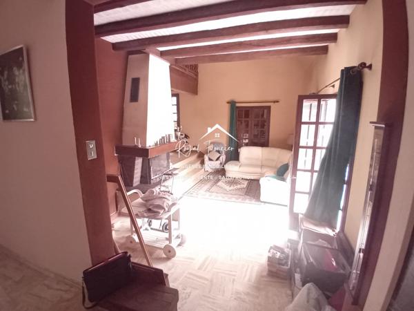 Vue imprenable sur DESCARTES, très bien situé, quartier résidentiel