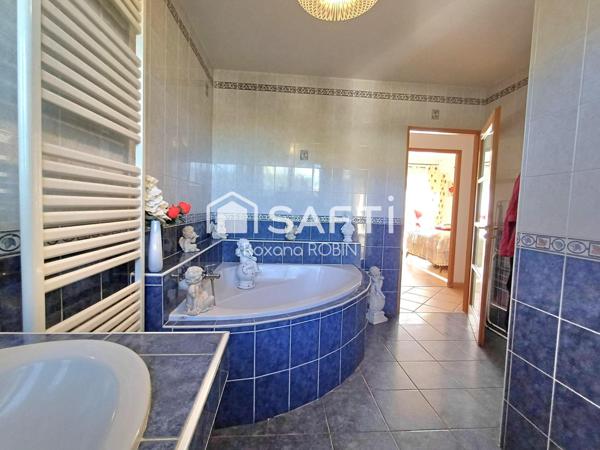 Maison plain-pied 130 m² sur 682 m².  piscine,