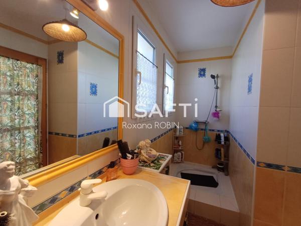 Maison plain-pied 130 m² sur 682 m².  piscine,