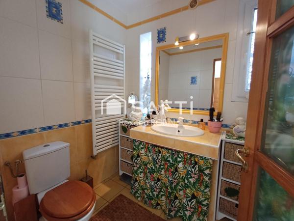 Maison plain-pied 130 m² sur 682 m².  piscine,