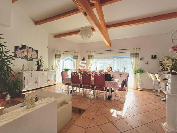 Maison plain-pied 130 m² sur 682 m².  piscine,