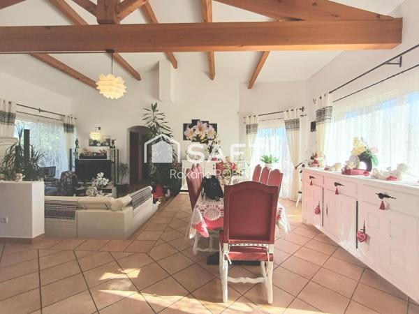 Maison plain-pied 130 m² sur 682 m².  piscine,