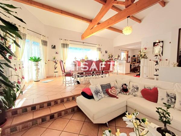 Maison plain-pied 130 m² sur 682 m².  piscine,