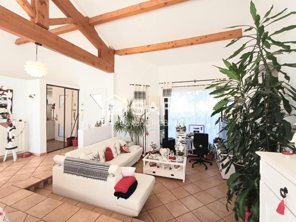 Maison plain-pied 130 m² sur 682 m².  piscine,