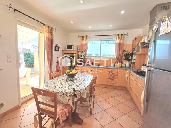 Maison plain-pied 130 m² sur 682 m².  piscine,