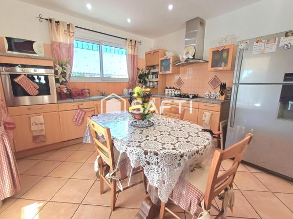 Maison plain-pied 130 m² sur 682 m².  piscine,