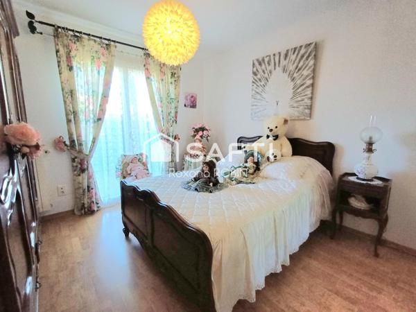 Maison plain-pied 130 m² sur 682 m².  piscine,