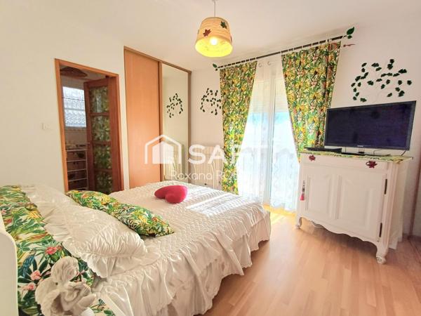 Maison plain-pied 130 m² sur 682 m².  piscine,