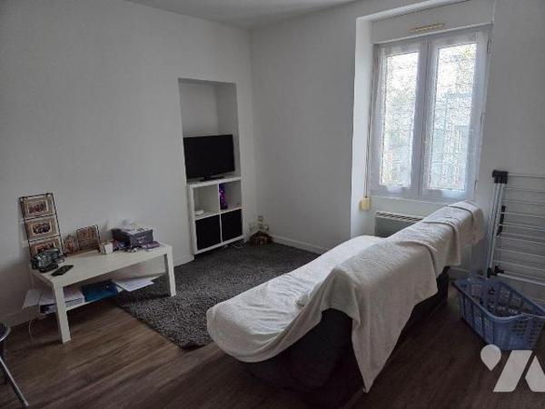 MAYENNE- Proche place du 9 juin, appartement de type 2 loué avec place de parking et cave.

A...
