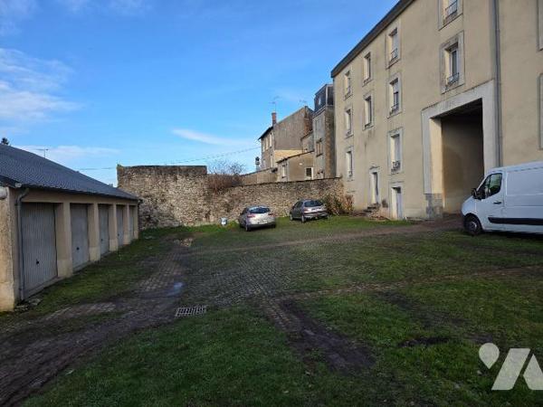 MAYENNE- Proche place du 9 juin, appartement de type 2 loué avec place de parking et cave.

A...