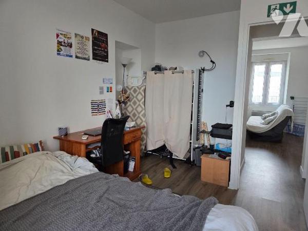 MAYENNE- Proche place du 9 juin, appartement de type 2 loué avec place de parking et cave.

A...