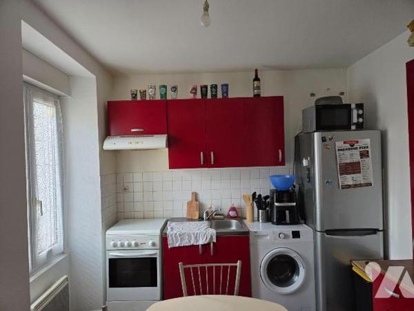 MAYENNE- Proche place du 9 juin, appartement de type 2 loué avec place de parking et cave.

A...