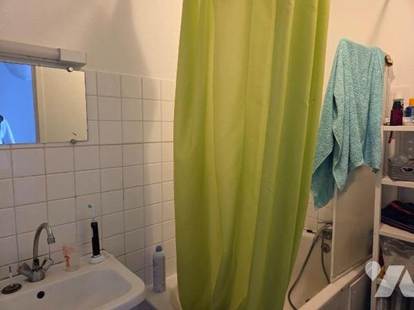 MAYENNE- Proche place du 9 juin, appartement de type 2 loué avec place de parking et cave.

A...