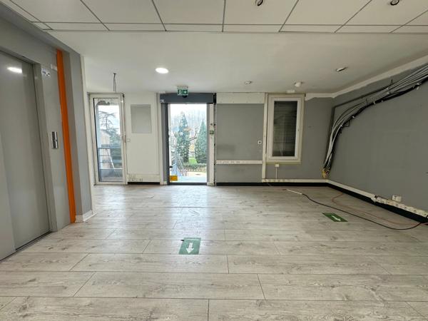 Local/bureau à vendre CASTELNAUDARY (11) - LOCAL COMMERCIAL - VISIBILITE - EMPLACEMENT - LUMINEUX - VENTE INTERACTIVE