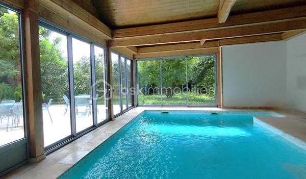 A vendre Damazan centre, au coeur de la Nouvelle Aquitaine, Maison de maitre en pierre, proche péage, commerces, établissements scolaires, lac... 
En osmose avec son écrin de verdure, venez profiter de cette somptueuse maison décorée avec goût. 
Cette demeure vous surprend autant par son espace que par sa sérénité. 
Vous pouvez profiter :
- de prestations très appréciées comme : belle luminosité, chauffage central, climatisation, piscine intérieure...
- de l'espace : nombreuses chambres et salle d'eau, parking, garage, espaces extérieurs verdoyants...
L'élégance de ce lieu unique et privilégié, vous offre douceur de vivre et vous accueille dès à présent. 
Possibilité rendement locatif.
Coup de coeur assuré!