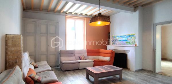 A vendre Damazan centre, au coeur de la Nouvelle Aquitaine, Maison de maitre en pierre, proche péage, commerces, établissements scolaires, lac... 
En osmose avec son écrin de verdure, venez profiter de cette somptueuse maison décorée avec goût. 
Cette demeure vous surprend autant par son espace que par sa sérénité. 
Vous pouvez profiter :
- de prestations très appréciées comme : belle luminosité, chauffage central, climatisation, piscine intérieure...
- de l'espace : nombreuses chambres et salle d'eau, parking, garage, espaces extérieurs verdoyants...
L'élégance de ce lieu unique et privilégié, vous offre douceur de vivre et vous accueille dès à présent. 
Possibilité rendement locatif.
Coup de coeur assuré!