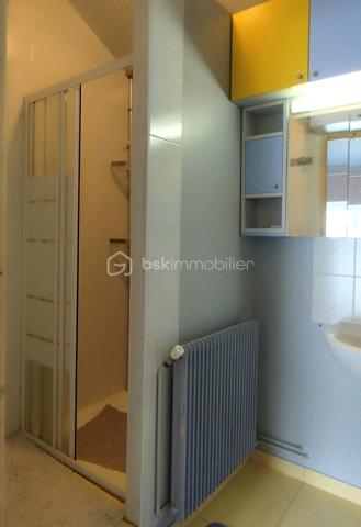 A vendre Damazan centre, au coeur de la Nouvelle Aquitaine, Maison de maitre en pierre, proche péage, commerces, établissements scolaires, lac... 
En osmose avec son écrin de verdure, venez profiter de cette somptueuse maison décorée avec goût. 
Cette demeure vous surprend autant par son espace que par sa sérénité. 
Vous pouvez profiter :
- de prestations très appréciées comme : belle luminosité, chauffage central, climatisation, piscine intérieure...
- de l'espace : nombreuses chambres et salle d'eau, parking, garage, espaces extérieurs verdoyants...
L'élégance de ce lieu unique et privilégié, vous offre douceur de vivre et vous accueille dès à présent. 
Possibilité rendement locatif.
Coup de coeur assuré!